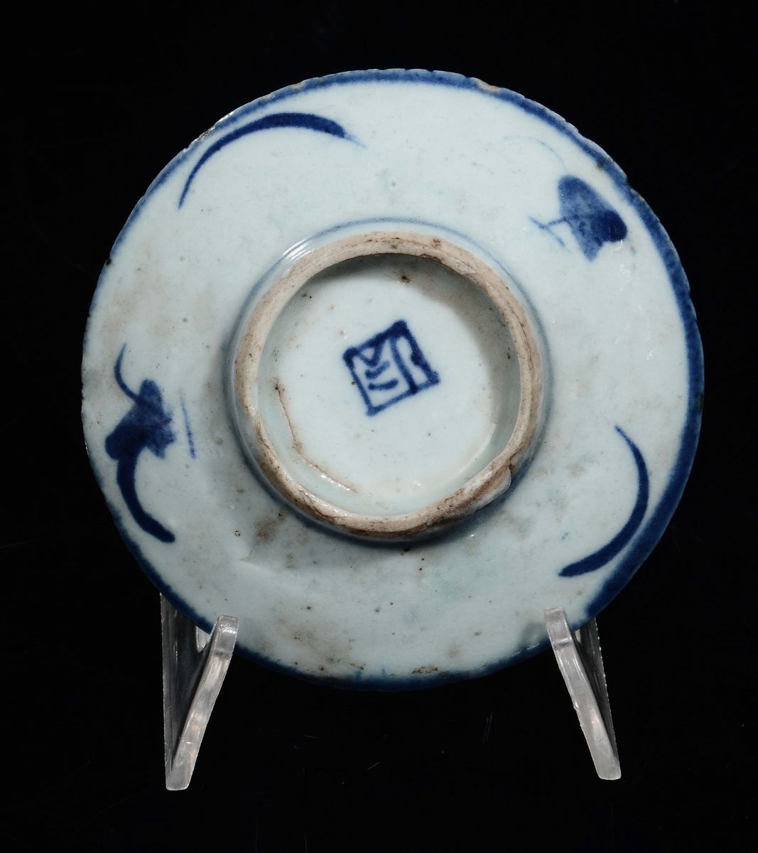 Piattino in Porcellana Bianca e Blu a Decoro Stilizzato, Cina, Dinastia Ming, XVII Secolo