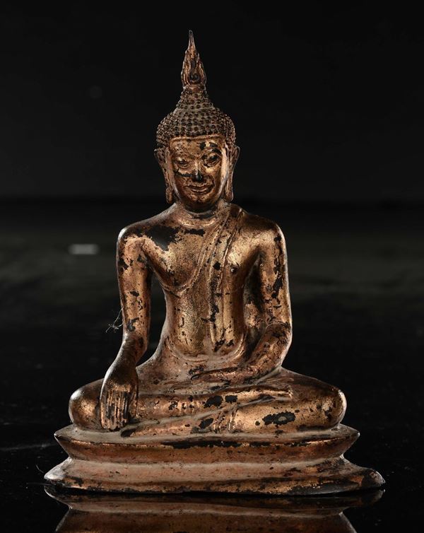 Buddha seduto in rame dorato, Thailandia, XIX secolo