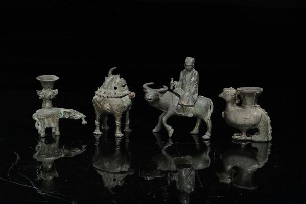 Lotto di quattro sculture in bronzo, un dignitario su bufalo e tre incensieri a guisa di animali fantastici, Cina, Dinastia Ming, XVII secolo