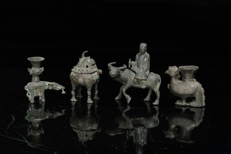 Lotto di quattro sculture in bronzo, un dignitario su bufalo e tre incensieri a guisa di animali fantastici, Cina, Dinastia Ming, XVII secolo  - Asta Chinese Works of Art - Cambi Casa d'Aste
