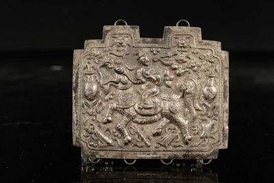 Placca in Argento Sbalzato con Figura di Dignitario a Cavallo, Tibet, XIX Secolo