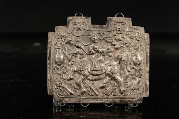 Placca in argento sbalzato con figura di dignitario a cavallo, Tibet, XIX secolo
