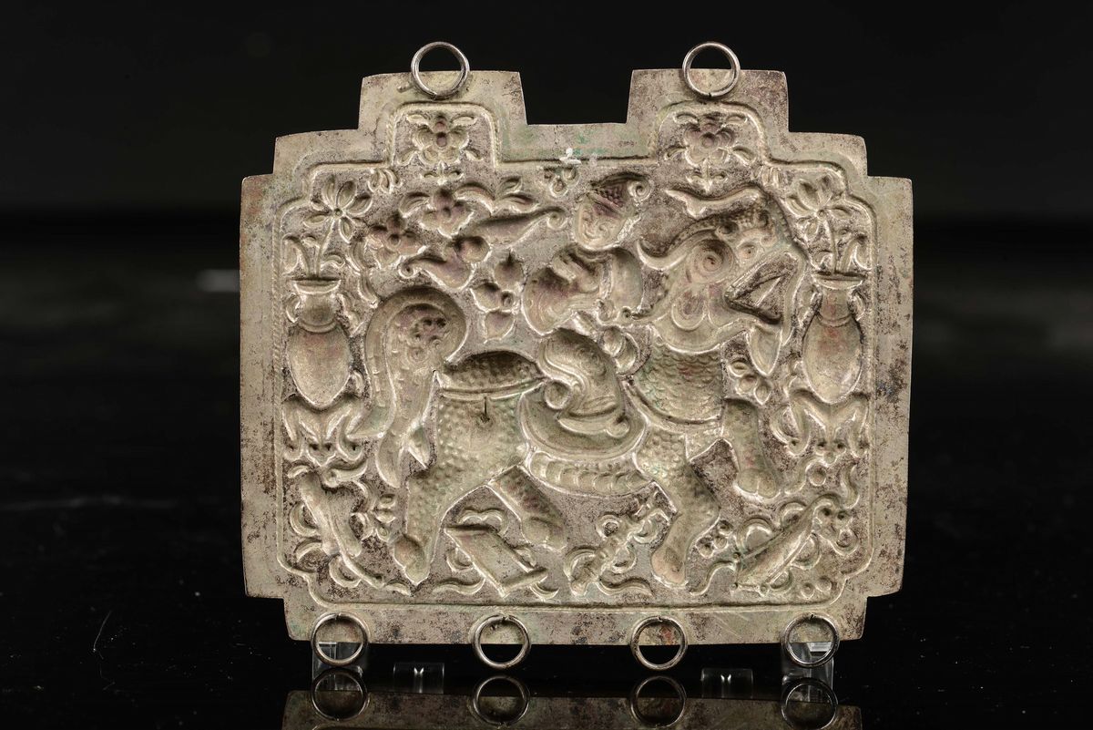Placca in Argento Sbalzato con Figura di Dignitario a Cavallo, Tibet, XIX Secolo