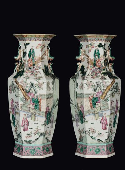 Cina, Dinastia Qing, Coppia di vasi in porcellana policroma con scene di vita di corte, XIX secol...