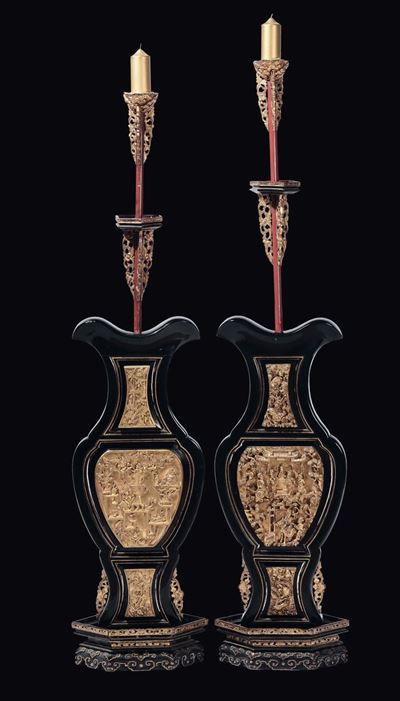 Cina, Dinastia Qing, Coppia di torciere in legno con riserve dorate, XIX secolo