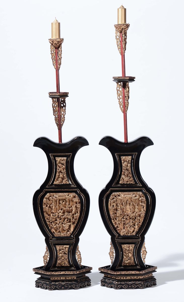 Cina, Dinastia Qing, Coppia di torciere in legno con riserve dorate, XIX secolo