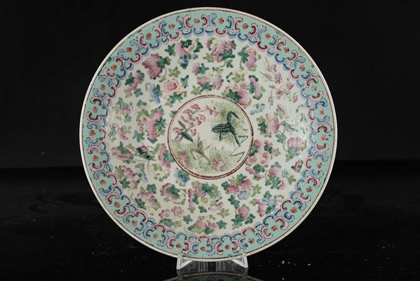 Piatto in porcellana Famiglia Rosa con raffigurazione di due rane, Cina, Dinastia Qing, XIX secolo