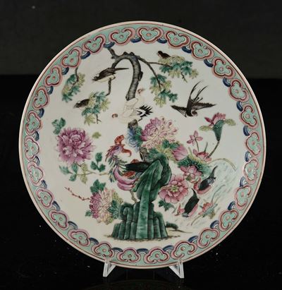 Piatto in Porcellana Famiglia Rosa con Fenice e Altri Volatili, Cina, Dinastia Qing, XIX Secolo