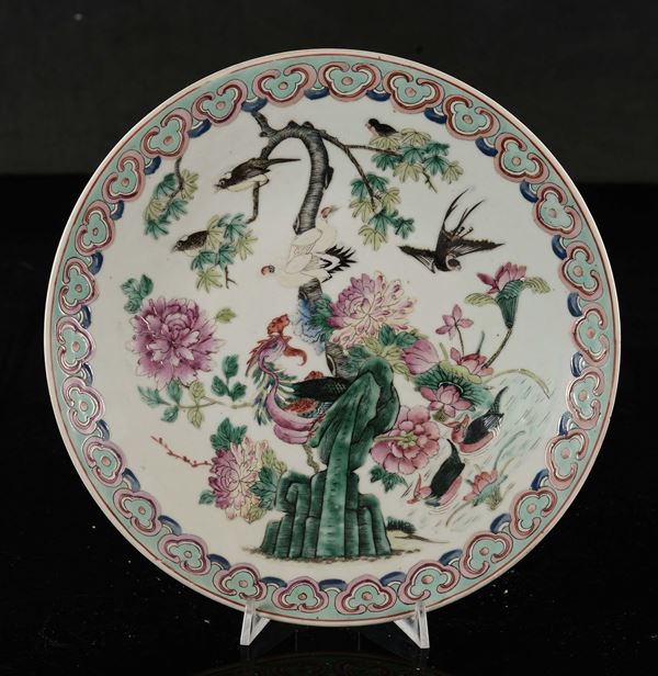 Piatto in porcellana Famiglia Rosa con fenice e altri volatili, Cina, Dinastia Qing, XIX secolo
