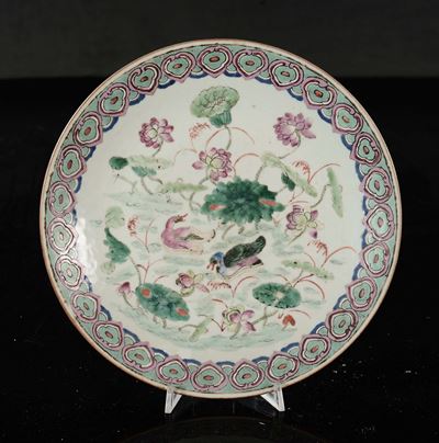 Piatto in Porcellana Famiglia Rosa Raffigurante Due Anatre e Ninfee, Cina, Dinastia Qing, XIX Sec...
