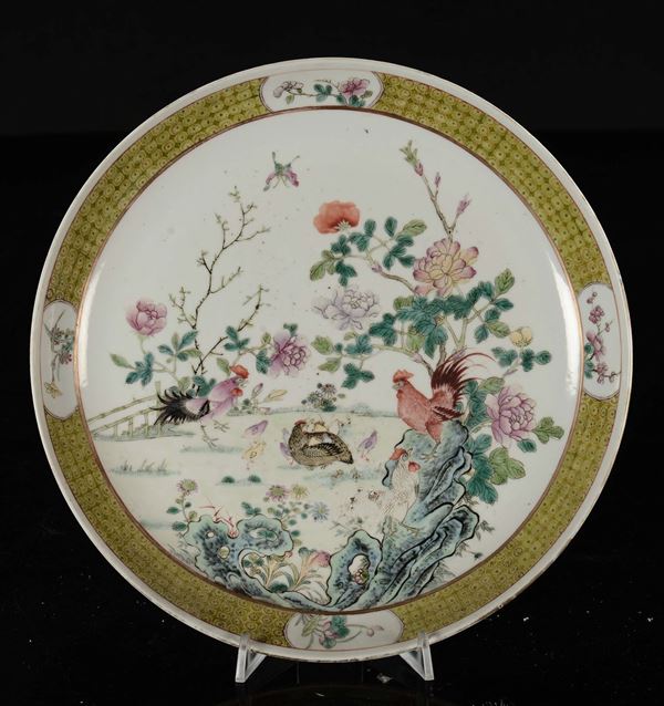 Piatto in porcellana Famiglia Rosa con immagini di galli e fiori, Cina, Dinastia Qing, XIX secolo
