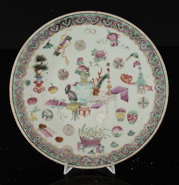 Piatto in porcellana Famiglia Rosa a decoro naturalistico, Cina, Dinastia Qing, XIX secolo
