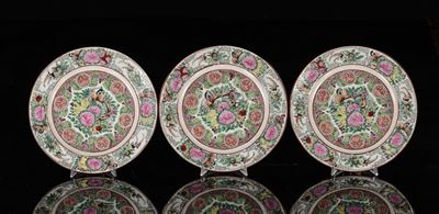 Tre Piatti in Porcellana Policroma con Fiori e Farfalle, Cina, Dinastia Qing, Fine XIX Secolo