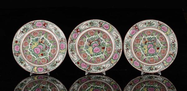 Tre piatti in porcellana policroma con fiori e farfalle, Cina, Dinastia Qing, fine XIX secolo