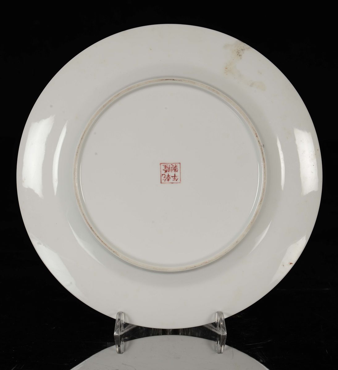 Tre Piatti in Porcellana Policroma con Fiori e Farfalle, Cina, Dinastia Qing, Fine XIX Secolo