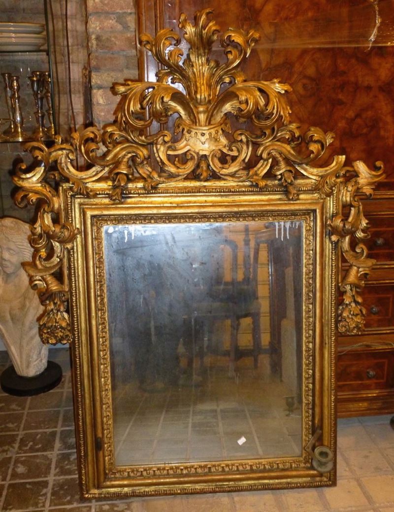 Specchiera  in legno dorato, XX secolo  - Asta Arredi dalle dimore degli eredi Ercole Marelli e altre provenienze - Cambi Casa d'Aste