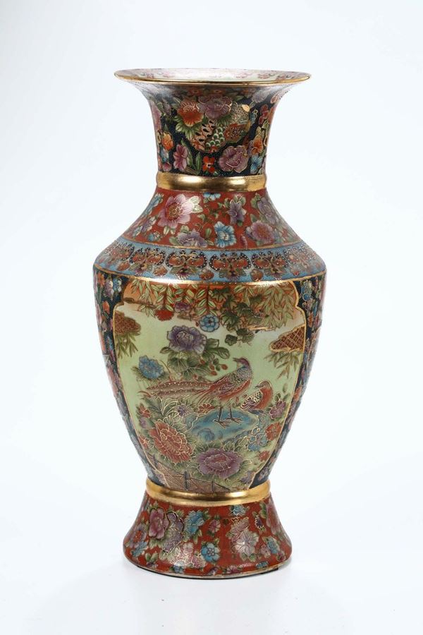 Vaso in porcellana con soggetti naturalistici entro riserve e decori floreali, Giappone, XX secolo