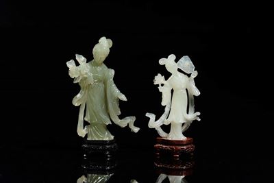 Due Guanyin in Giada Verde, una con Fiori e una con Fiori e Ventaglio, Cina, XX Secolo
