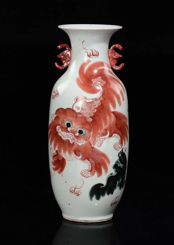 Vasetto in porcellana a smalti policromi con cani di Pho e iscrizioni, Cina, XX secolo