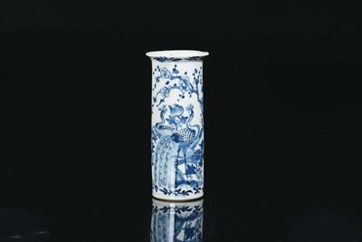 Vaso Cilindrico in Porcellana Bianca e Blu con Pavoni, Cina, Dinastia Qing, XIX Secolo