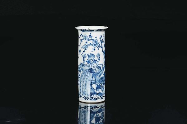 Vaso cilindrico in porcellana bianca e blu con pavoni, Cina, Dinastia Qing, XIX secolo