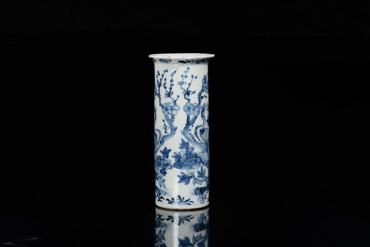 Vaso Cilindrico in Porcellana Bianca e Blu con Pavoni, Cina, Dinastia Qing, XIX Secolo