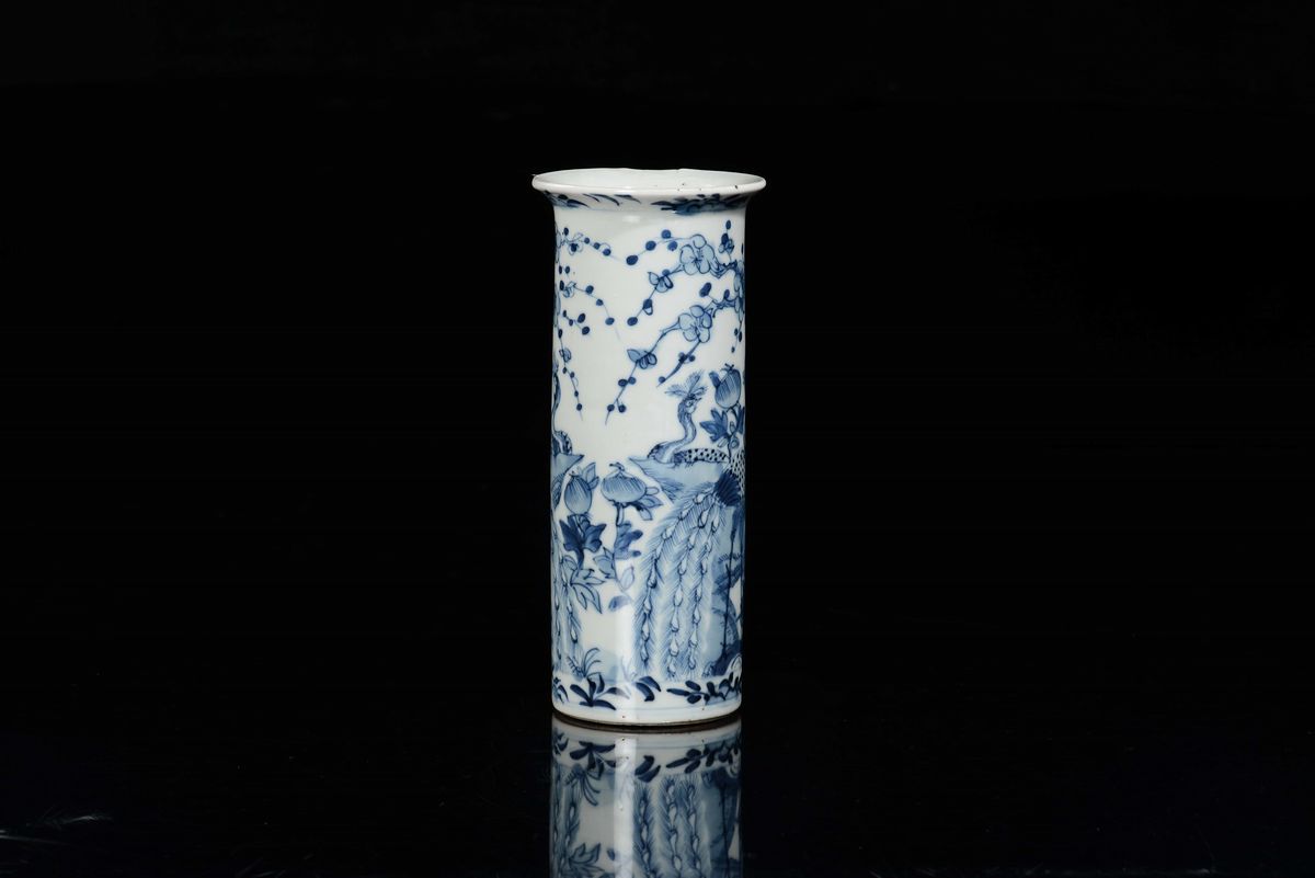 Vaso Cilindrico in Porcellana Bianca e Blu con Pavoni, Cina, Dinastia Qing, XIX Secolo
