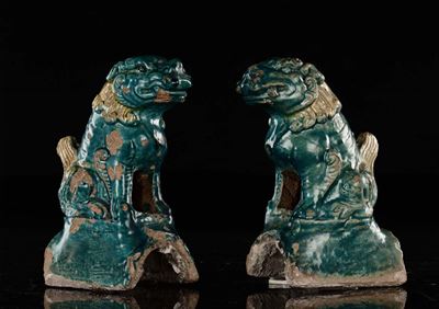 Coppia di Tegole Raffiguranti Cani di Pho a Smalto Turchese, Cina, Dinastia Ming, XVII Secolo