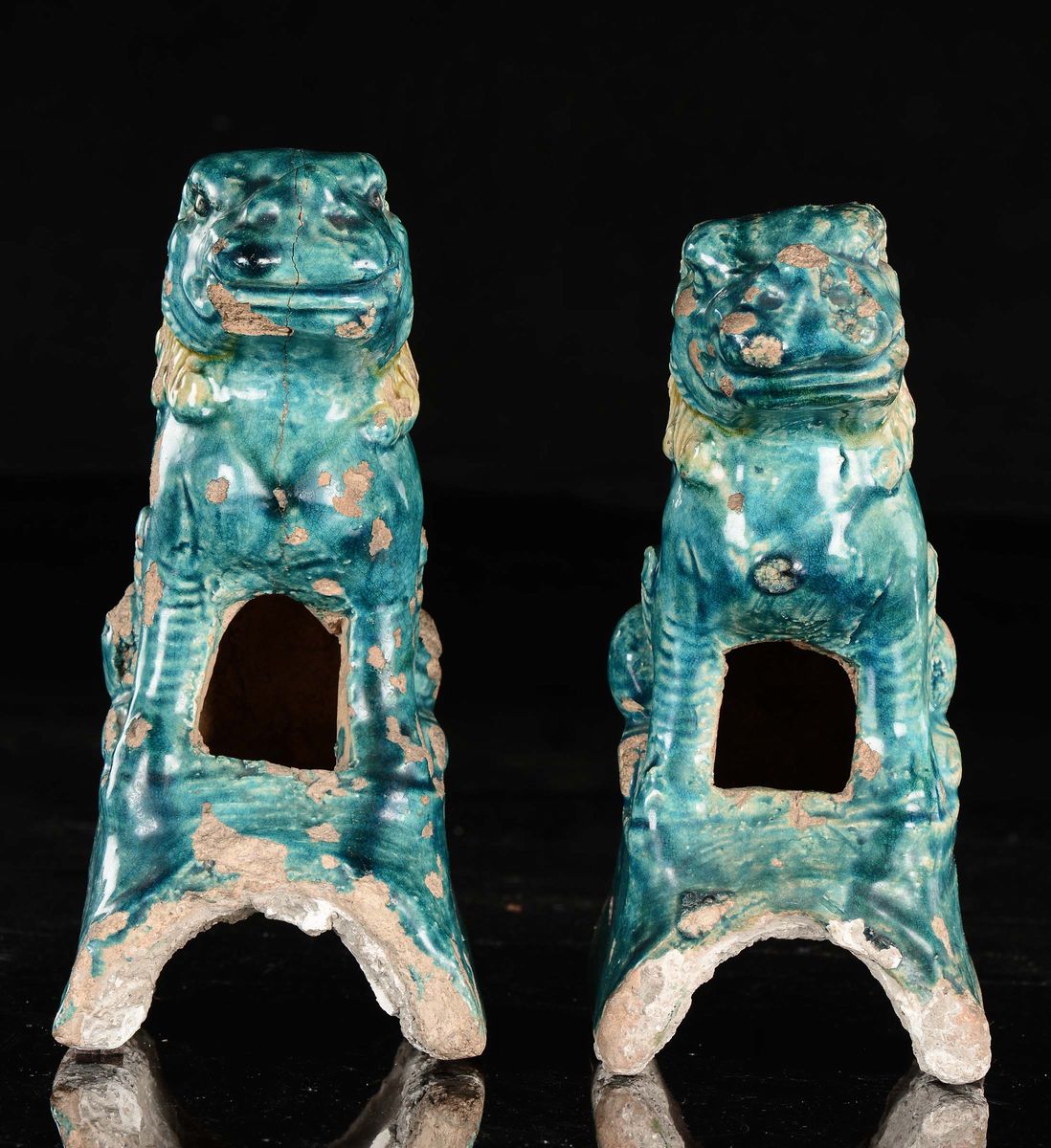 Coppia di Tegole Raffiguranti Cani di Pho a Smalto Turchese, Cina, Dinastia Ming, XVII Secolo