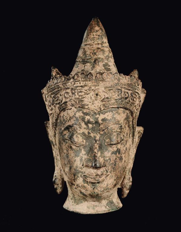 Testa di divinità in lega di bronzo con tracce di doratura, Thailandia, XIX secolo
