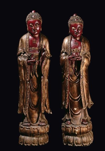 Coppia di Budha in legno laccato con svastica, Cina, Dinastia Qing, epoca Qianlong (1736-1795)