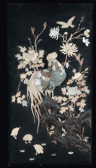 Pannello in legno intarsiato con madreperla e avorio, Gallo con pulcini, Giappone, periodo Meiji,...