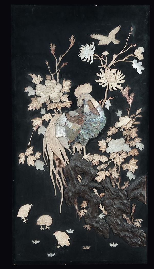 Pannello in legno con intarsi in madreperla e avorio raffigurante gallo con pulcini, Giappone, periodo Meiji, fine XIX secolo