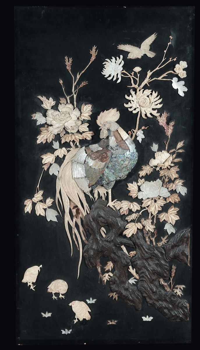 Pannello in legno con intarsi in madreperla e avorio raffigurante gallo con pulcini, Giappone, periodo Meiji, fine XIX secolo  - Asta Fine Chinese Works of Art - II - Cambi Casa d'Aste