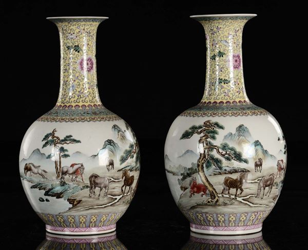 Coppia di vasi in porcellana policroma con raffigurazione di cavalli entro paesaggio e iscrizioni, Cina, Repubblica, XX secolo
