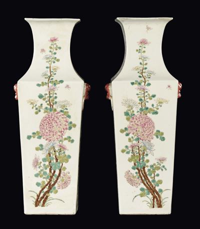Cina, Dinastia Qing, Coppia di vasi in porcellana policroma a pianta quadrata con decorazioni di ...
