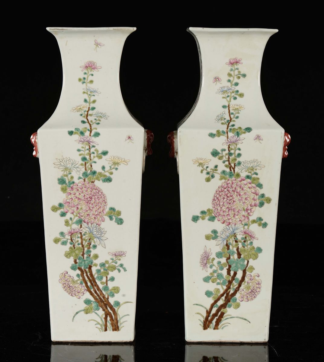 Cina, Dinastia Qing, Coppia di vasi in porcellana policroma a pianta quadrata con decorazioni di ...