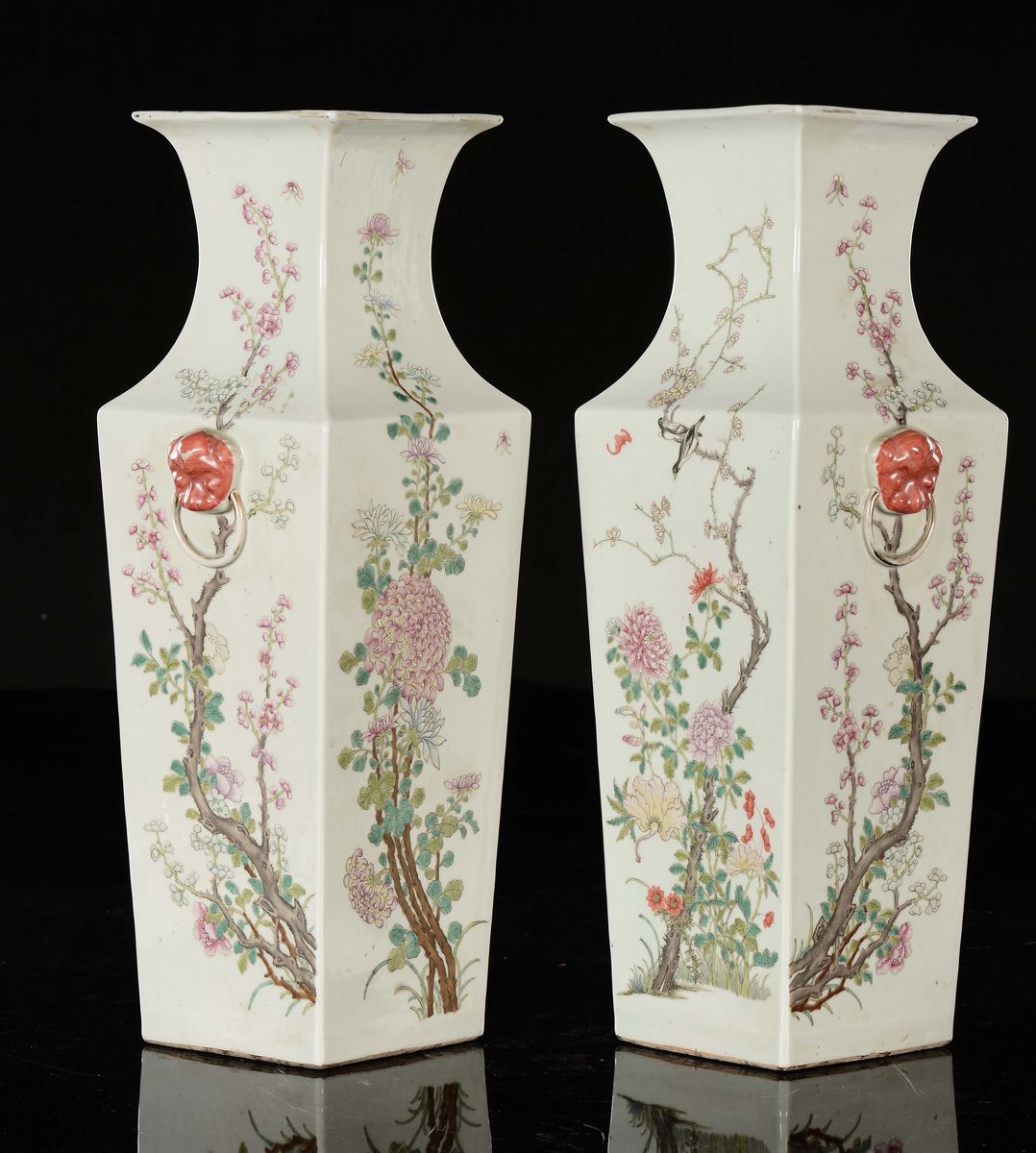 Cina, Dinastia Qing, Coppia di vasi in porcellana policroma a pianta quadrata con decorazioni di ...