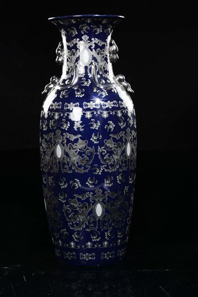 Vaso in Porcellana a Fondo Blu con Decoro Floreale Argentato, Cina, XX Secolo