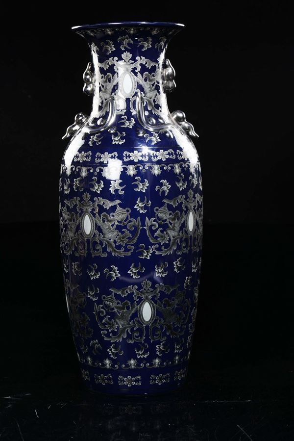 Vaso in porcellana a fondo blu con decoro floreale argentato, Cina, XX secolo
