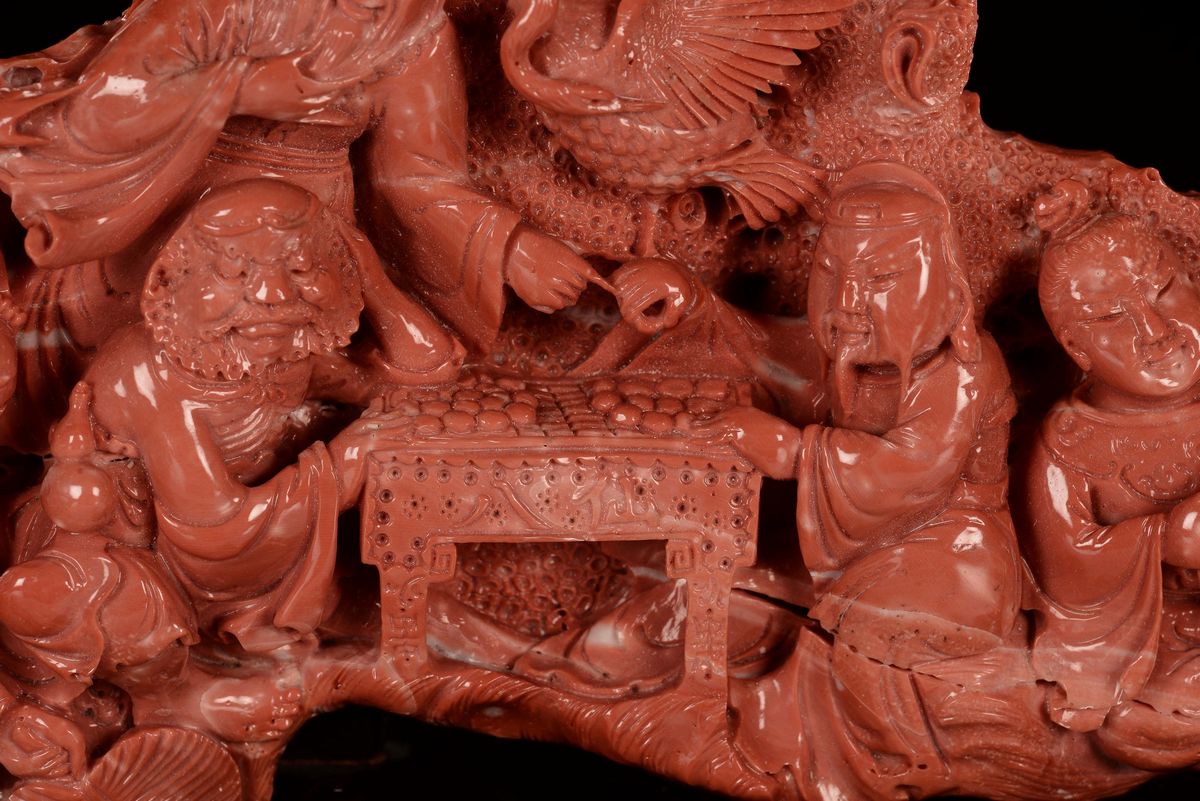 Gruppo Scolpito in Corallo Raffigurante Scene di Vita Comune, Cina, Dinastia Qing, Fine XIX Secol...