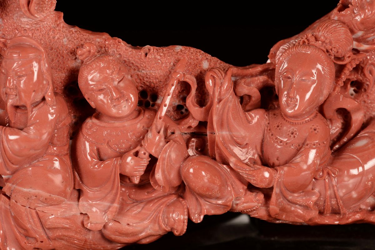 Gruppo Scolpito in Corallo Raffigurante Scene di Vita Comune, Cina, Dinastia Qing, Fine XIX Secol...