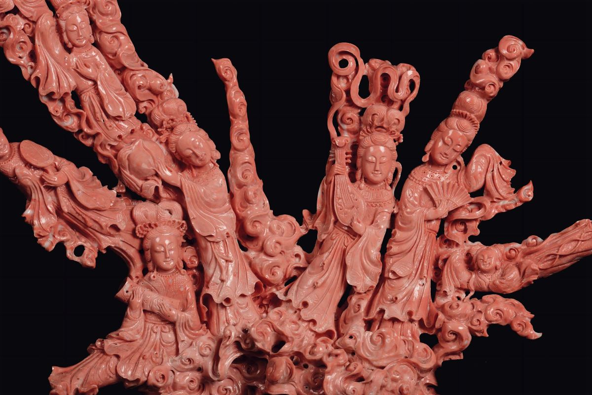 Gruppo Scolpito in Corallo Raffigurante Guanyin, Cina, Dinastia Qing, Fine XIX Secolo