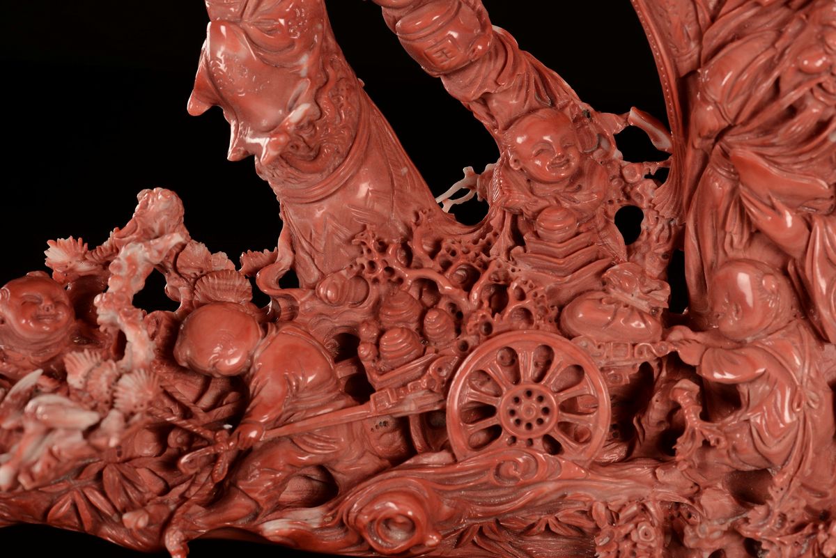 Gruppo Scolpito in Corallo con Dignitari Guanyin e Fanciulli che Giocano, Cina, Dinastia Qing, Fi...