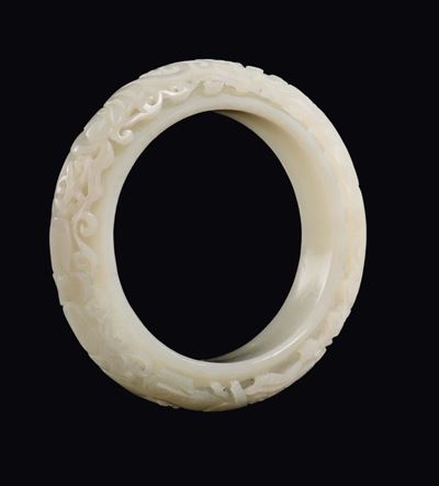 Bracciale in giada bianca intagliato con decoro floreale e gru, Cina, Dinastia Qing, fine XIX sec...