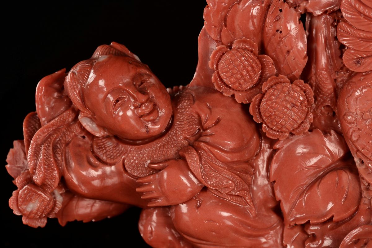 Ramo Scolpito in Corallo con Guanyin e Pappagallo, Cina, Dinastia Qing, Fine XIX Secolo