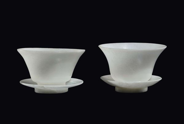 Coppia di coppette con piattini, una con coperchio, in giada bianca, Cina, Dinastia Qing, XIX secolo