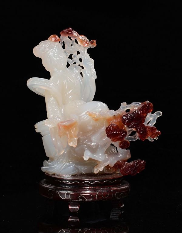 An agate Guanyin figure with flowers, China, 20th century