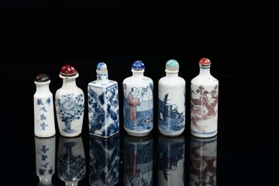 Lotto di Cinque Snuff Bottles in Porcellana Policroma, Cina, Dinastia Qing, XIX Secolo