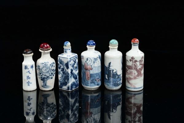 Lotto di cinque snuff bottles in porcellana policroma, Cina, Dinastia Qing, XIx secolo